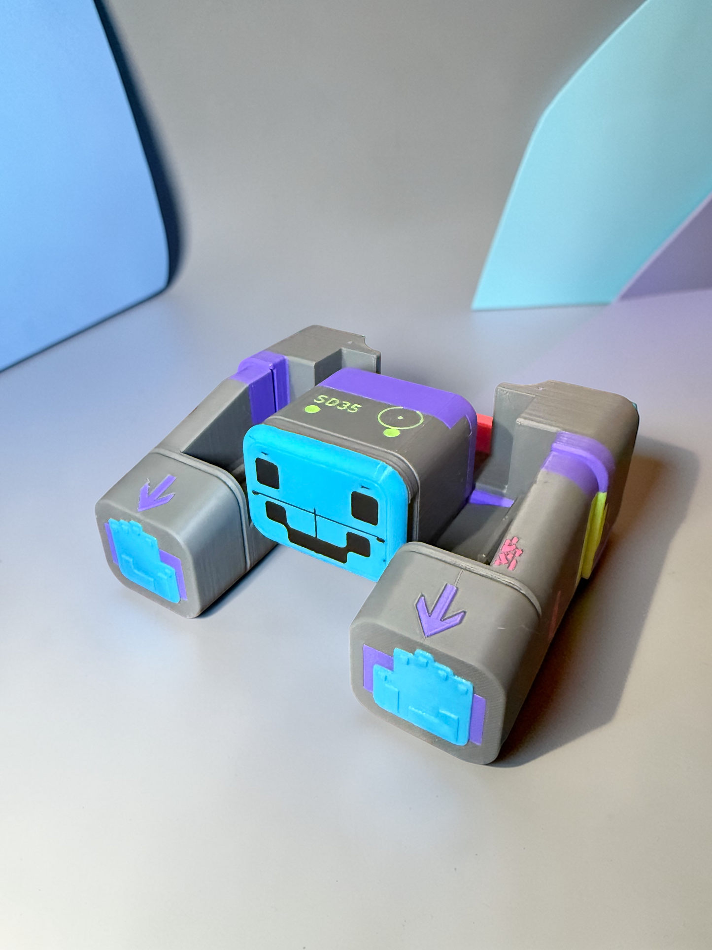 Marathon-Inspired Medical Drone Figurine – Cute Poseable Sci-Fi Companion – 3 Magnetic Expressions (Happy, Sad, Shocked)